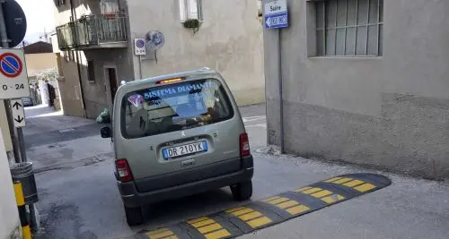 Record a Marco 16 dissuasori per la velocità