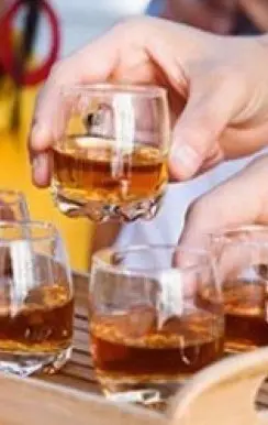 Il barista gli rifiuta il «bicchiere» e lui lo aggredisce