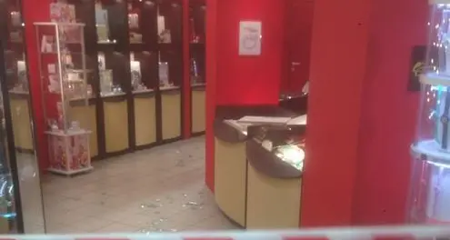Assalto armato al Mercatone Uno di San Michele all'Adige