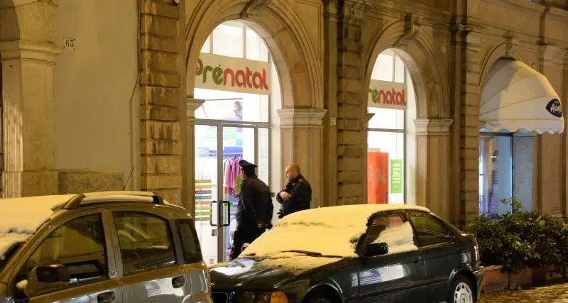 Ladri armati alla Prenatal bottino da 1200 euro