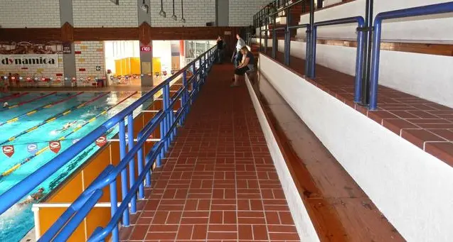 Piscina, tribuna pericolosa per i bambini