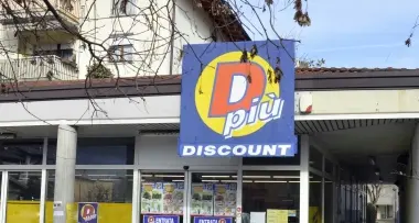 Agguato alle cassiere, discount rapinato