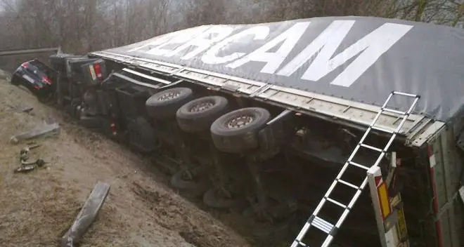 Si ferma per l’incidente e viene investito: è grave