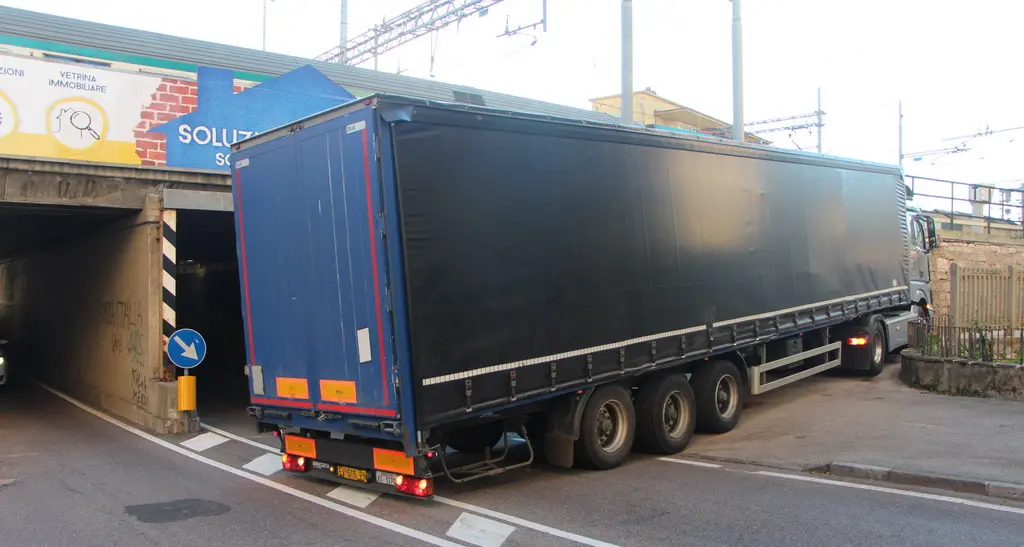 Trento, maxi ingorgo stradale per un Tir incastrato