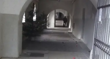 Borgo, vandali del Natale sotto i portici
