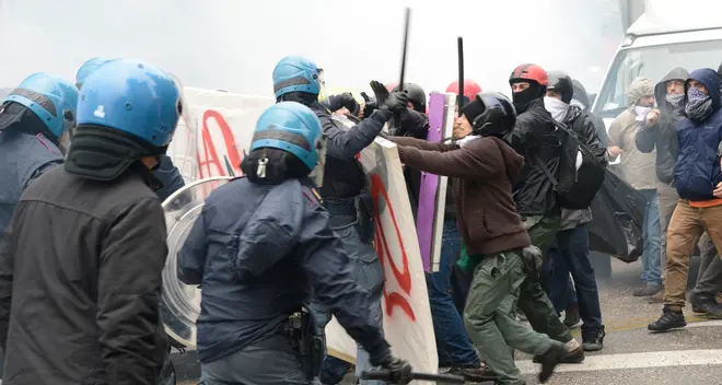 Scontri con Monti, sei agenti feriti