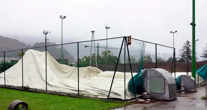 Squarciato il telone dei campi da tennis