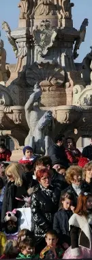 Trento: Carnevale, un fiume di maschere e colori invade la città