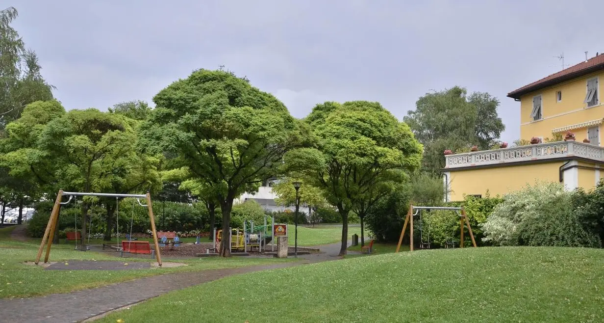 Si masturba vicino all’asilo e al parco
