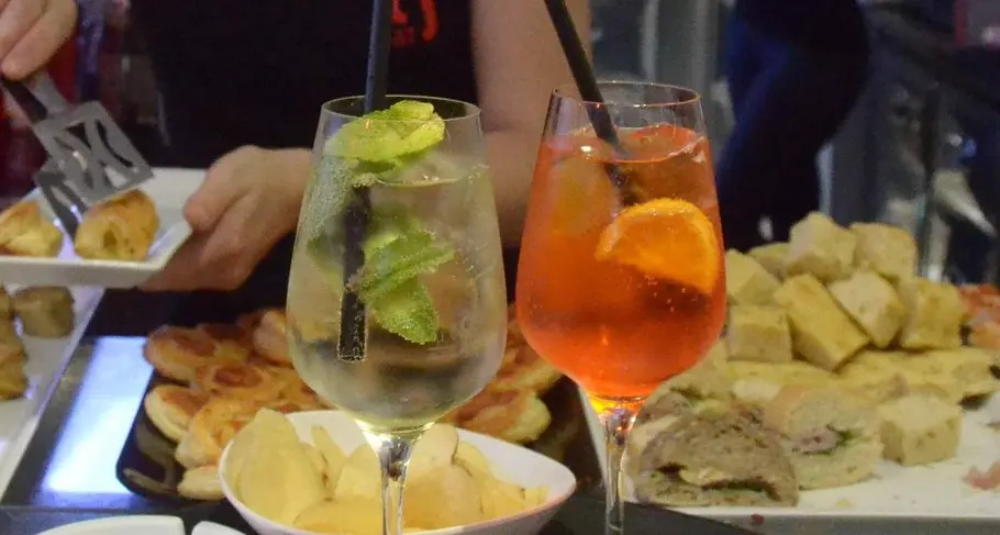 Il Bar Accademia chiude, l'ira degli spritz-boys