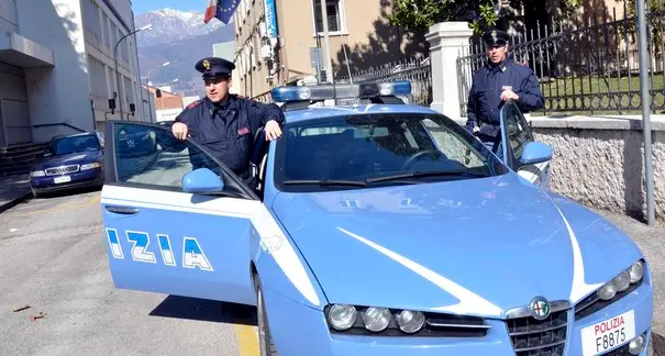 Gli prosciuga il conto denunciata per truffa