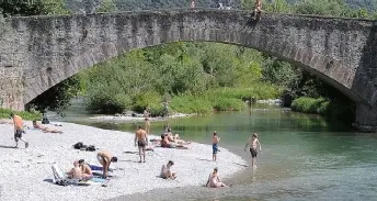 Al ponte romano una vera spiaggia