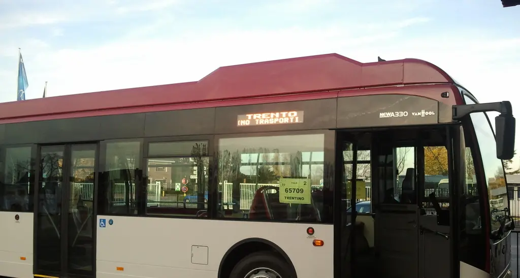 Riconosce il suo rapinatore sul bus