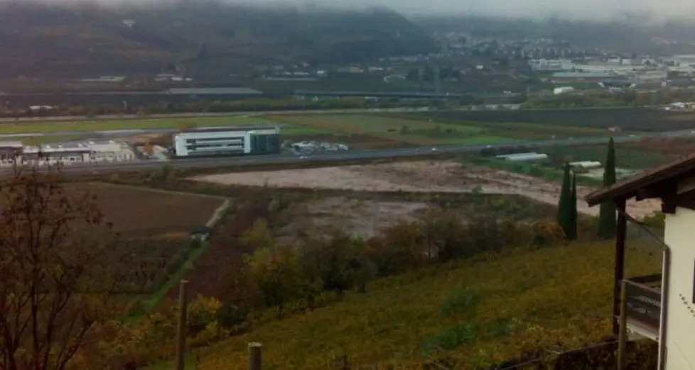 Quei campi pieni di detriti a Mattarello