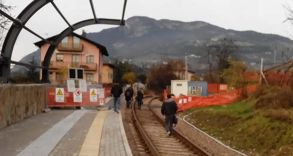 Povo, lavori alla stazione e passeggeri...sui binari