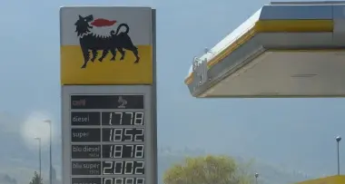 La benzina ha sforato i 2 euro anche in città