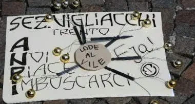Scritte neonaziste sulla lapide del partigiano Manci