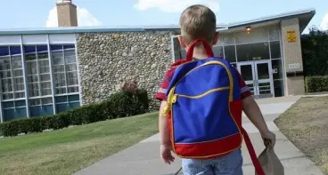 Bimba a passeggio da sola per Gardolo