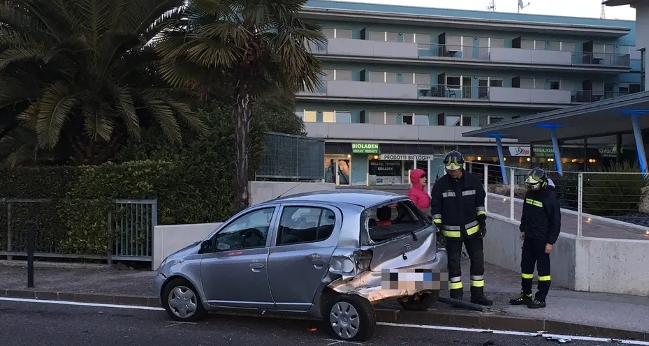Riva: tamponato e brillo, patente addio