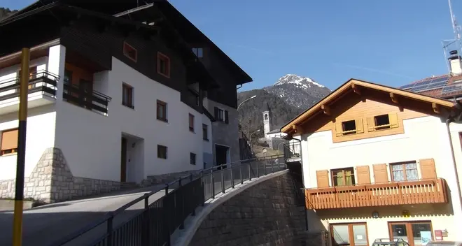 Montagne illuminata a nuovo