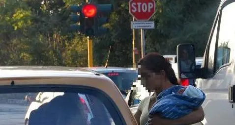 Accattonaggio con la bimba, denunciata