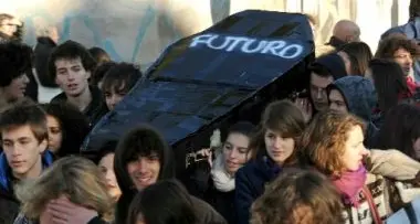 Tagli alla scuola, centinaia in piazza