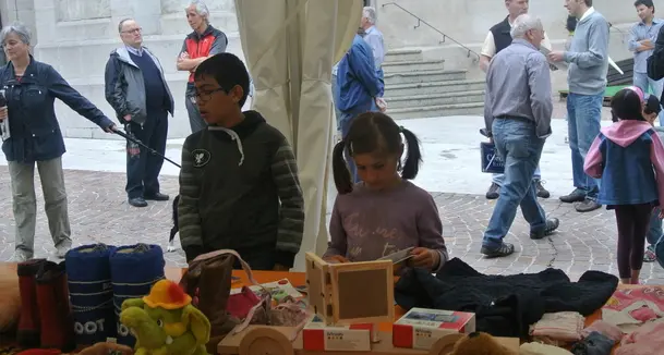 Malé, tutti in coda al mercatino che batte gli sprechi
