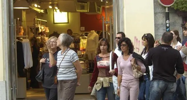 Negozi aperti di domenica per dieci mesi all’anno