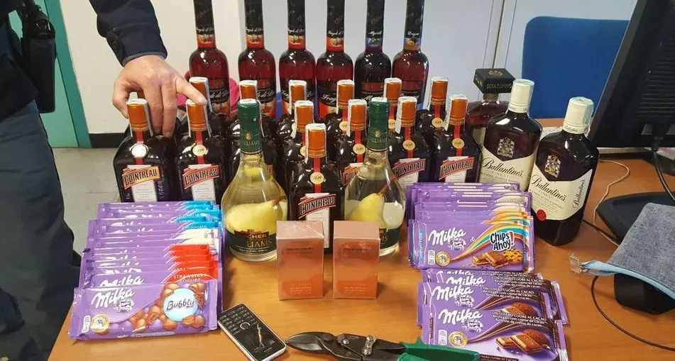 Liquore e cioccolato rubati e trovati nella casa abbandonata