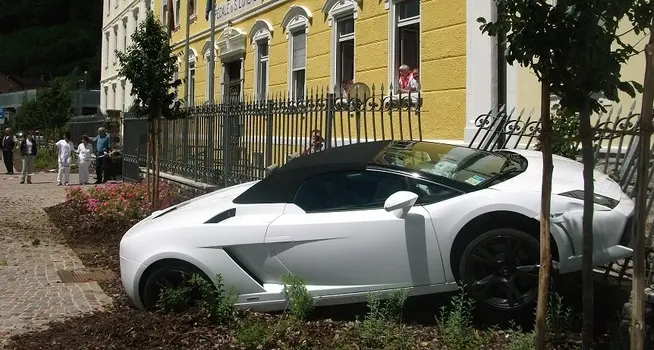 Con la Lamborghini contro l’ospedale