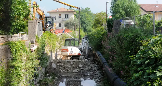 Operai e ruspe nel greto per domare l’Albola