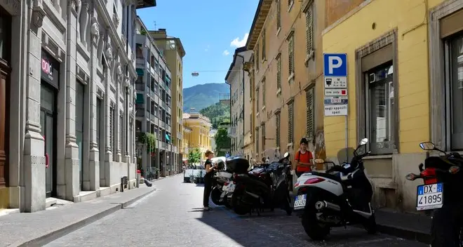 Via Tartarotti senz’auto la «Centro» storce il naso