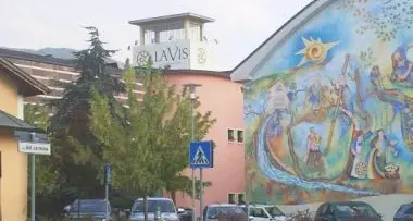 Cantina La Vis, giallo internazionale