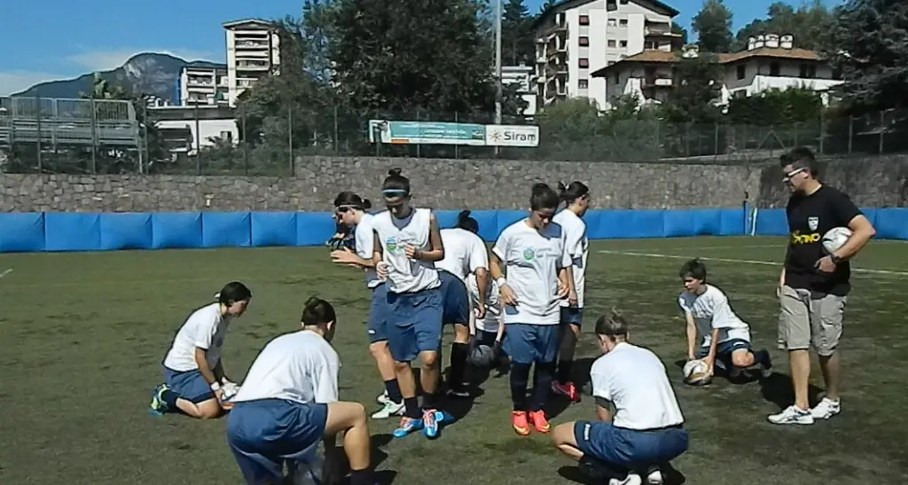 \"Per il calcio parcheggiamo auto e ci autotassiamo\"