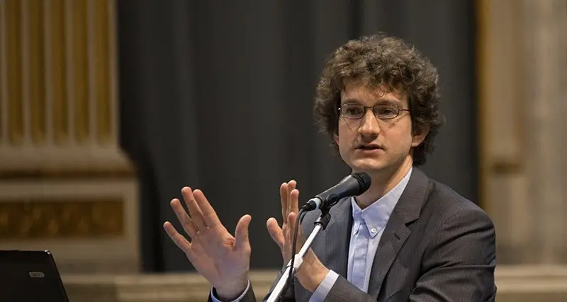 Bimba con diversi cognomi a seconda del passaporto