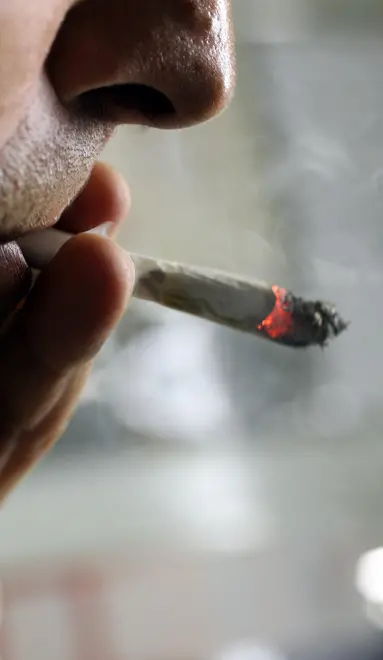 Lo spinello in gruppo non è reato: assolto