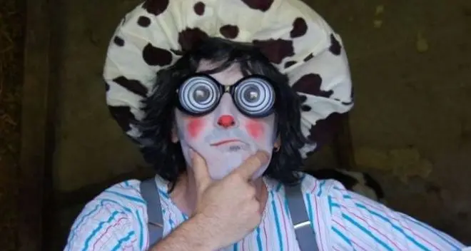 Lascia la divisa per il naso da clown