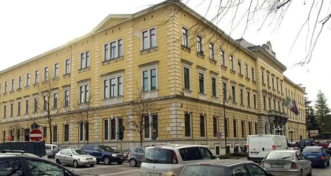 Il titolare picchia il cameriere