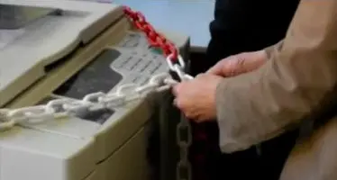 Arco, incatenate le fotocopiatrici
