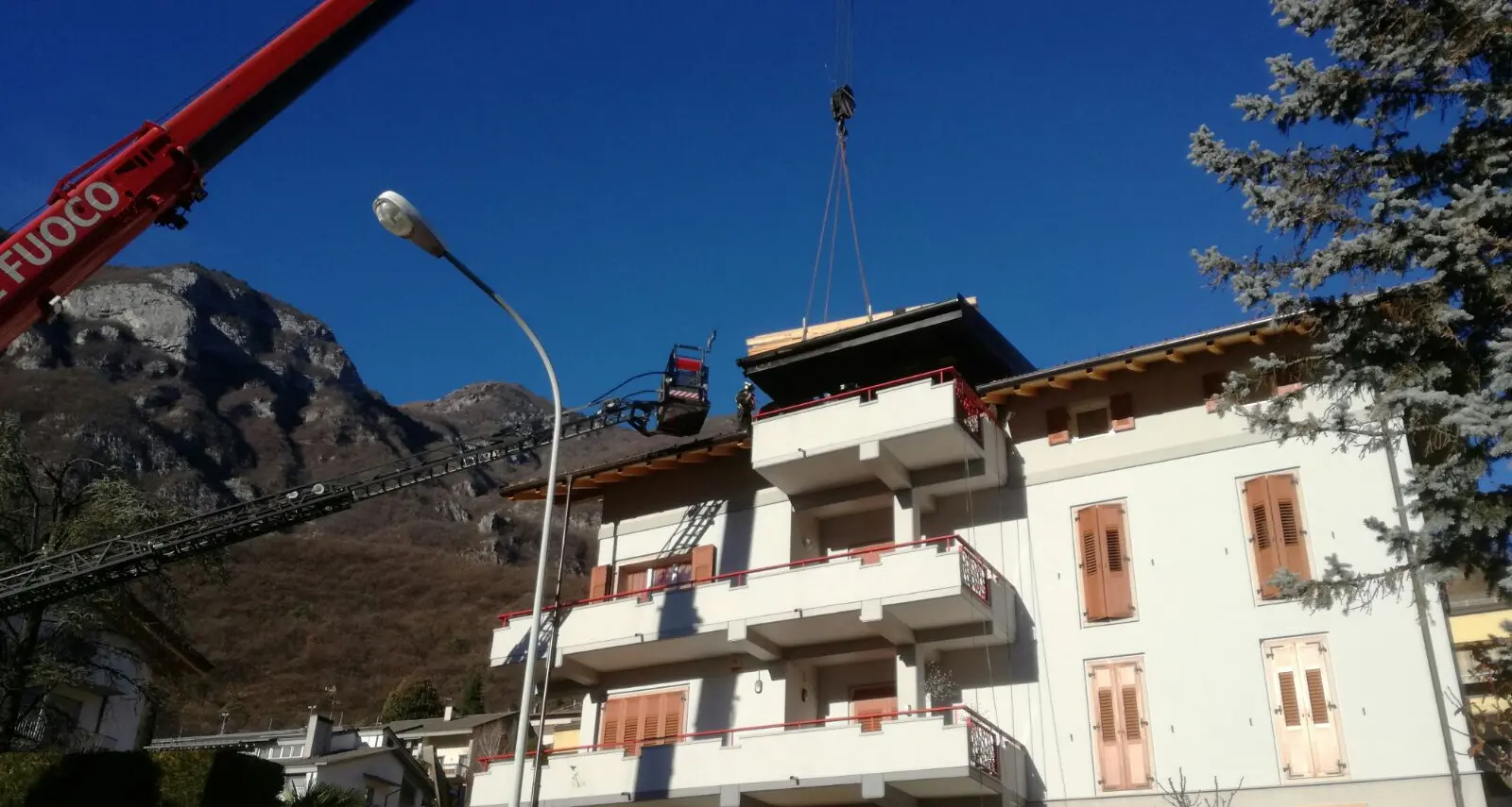 Tetto di una casa va a fuoco a Romagnano