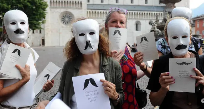 Quote rosa, in piazza «donne coi baffi» / FOTO