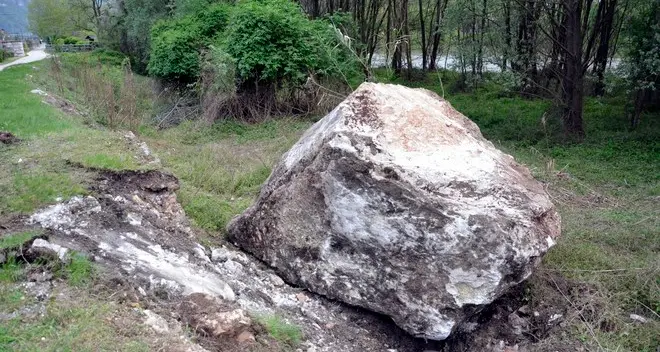 Masso sui binari, interrotta la ferrovia del Brennero