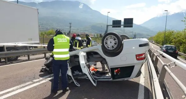 Incidente in tangenziale: due feriti / video