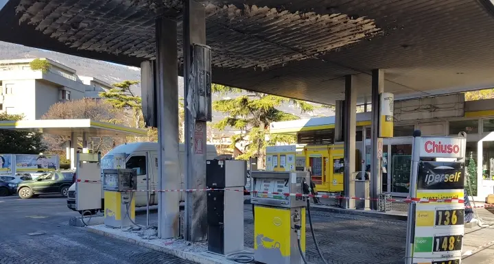 Incendio doloso al distributore Agip-Eni di Rovereto