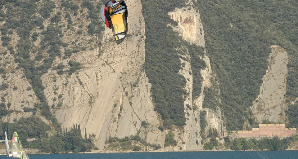 Velista ferito al collo da un kite surf