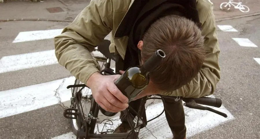 Ubriaco in sella alla bici, il giudice lo assolve