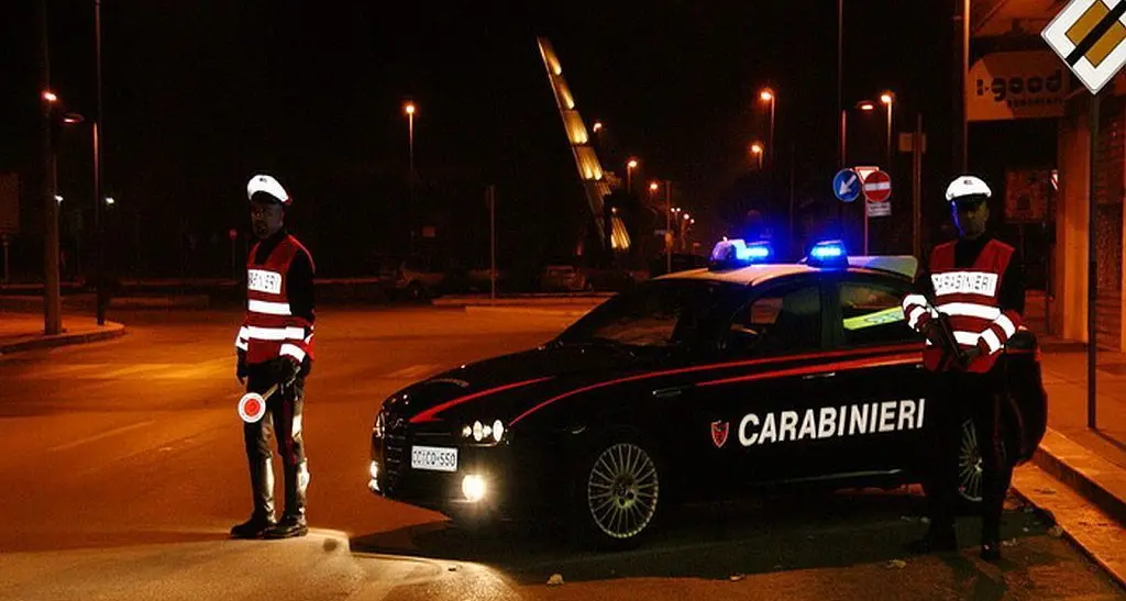 Un uomo fa avances alla sua ragazza e lui gli rompe un bicchiere in faccia