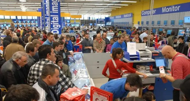 Tolti i vincoli ai Centri commerciali
