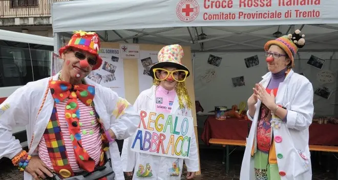 Croce Rossa in piazza a caccia di volontari