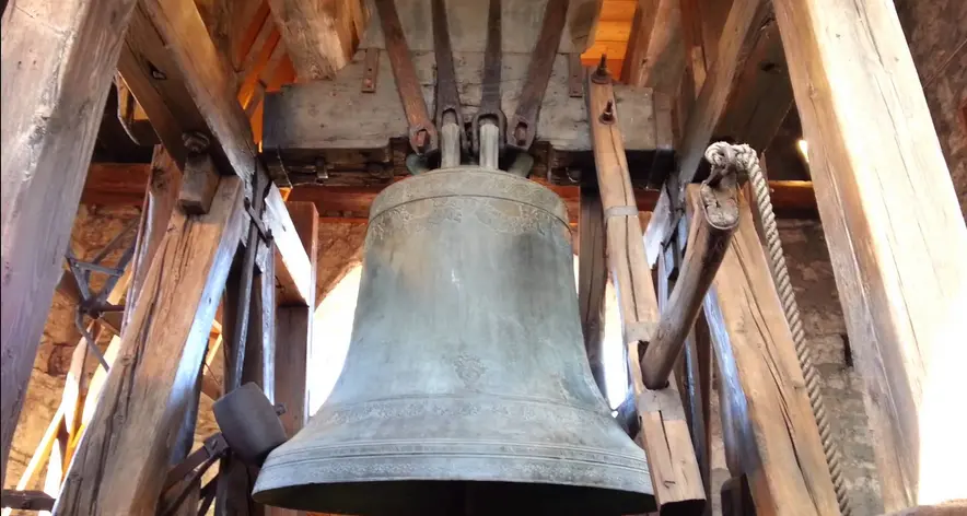 Torre Civica, la campana cade ma si ferma sul solaio: vie chiuse per giorni